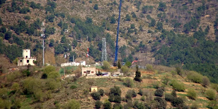 Instal·lada la nova torre de telecomunicacions del Pla de les Forques