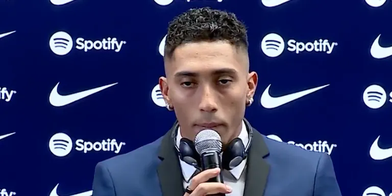 Raphinha es presenta davant l’afició del Barça