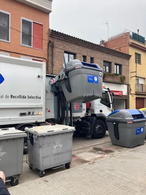 Acaben les tasques de substitució dels contenidors d’envasos i cartó