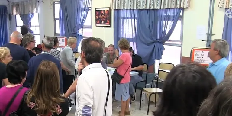 El 27S arrenca amb cues als col·legis electorals