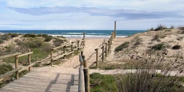 Un home de 85 anys mor a la platja dels Muntanyans de Torredembarra