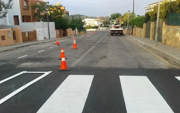 La Brigada Municipal d’Altafulla reprèn els treballs de pintura de la senyalització vial