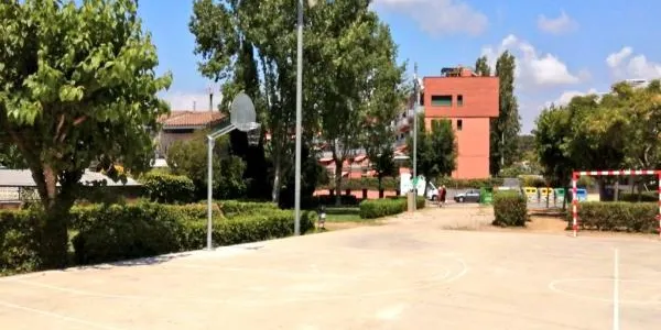 El Parc del Canal d’Altafulla compta amb noves cistelles per a la pràctica del bàsquet