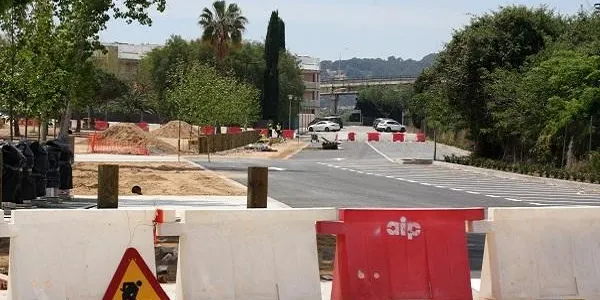 El carrer de la Fassina d’Altafulla, pendent de l’enjardinament i de la senyalització viària