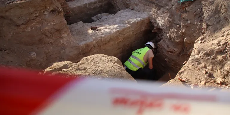 Les obres a la Rambla deixen al descobert 20 metres de muralla medieval i restes de les antigues Casernes de Drassanes