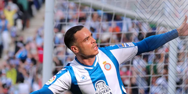 Raúl de Tomás aixeca el primer trofeu Zarra