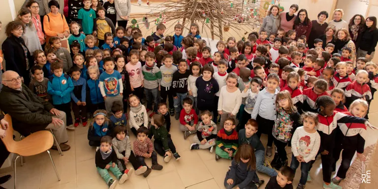 Uns 150 escolars decoren l'Arbre de Nadal d'en Guino