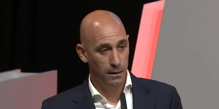 Rubiales descarta dimitir i es considera víctima d'un "assassinat social" d’un “fals feminisme”