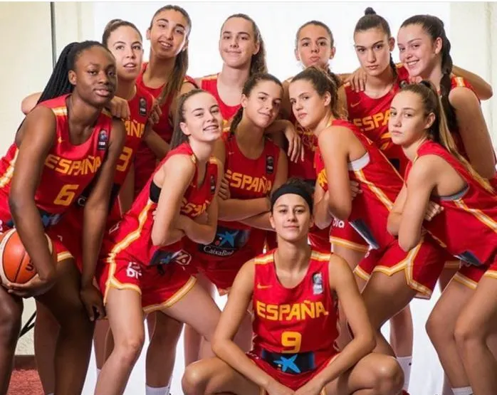 La pinedenca Nhug Bosch es penja la medalla de bronze del Campionat d'Europa sub-16