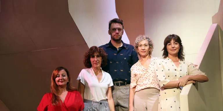 Les quatre actrius de T de Teatre tornen als escenaris amb ‘La dona fantasma’, una “sàtira delirant” sobre la moral