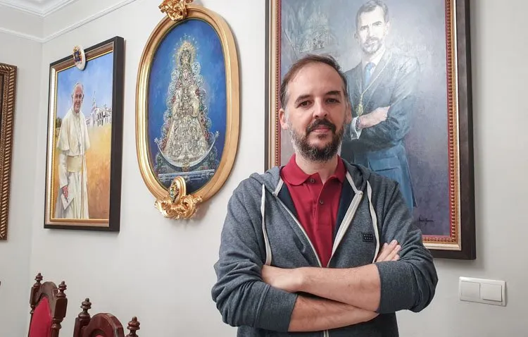 El artista utrerano Antonio Rodríguez Ledesma habla en 'La linterna cofrade' de uno de los principales retos de su carrera