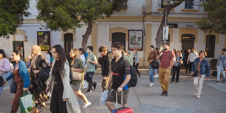 L’alcaldessa de Sitges critica “l’aïllament” del municipi pel tall a Rodalies i exigeix més oferta de bus exprés