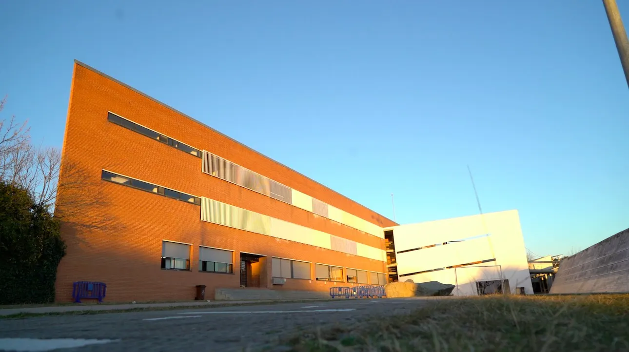 Més de la meitat de l’alumnat de 3r i 4t d’ESO, batxillerat i cicles de l’institut Manolo Hugué s’adhereix a la vaga contra l’assetjament per part del professorat