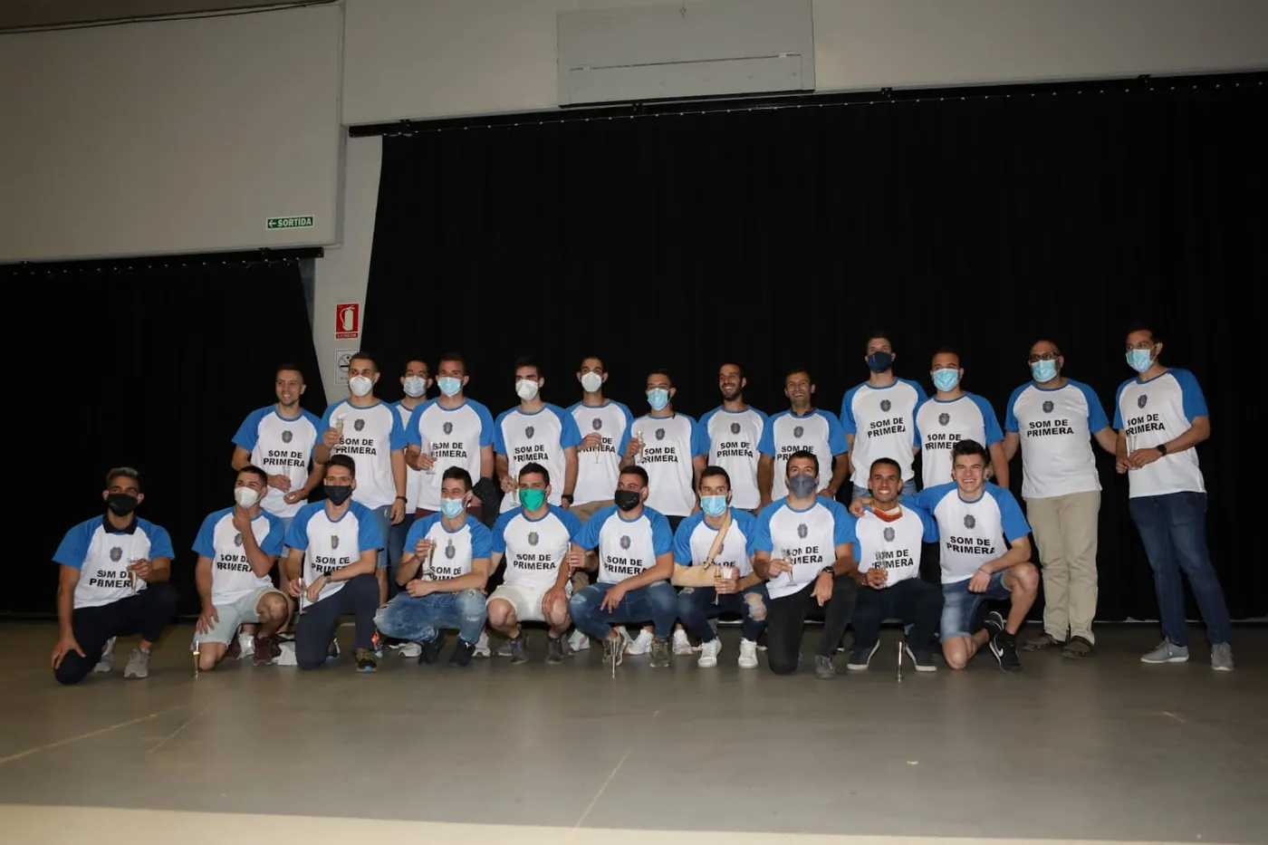 El sènior A del Club Futbol Solsona celebra el seu ascens a Primera Catalana a la Sala Polivalent