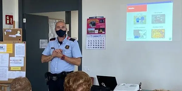 El Centre de Dia ‘Marinada’ de Roda de Berà organitza xerrades de prevenció de robatoris i estafes als usuaris