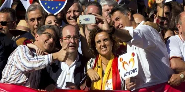 Milers de persones es manifesten a Barcelona per la unitat d’Espanya convocades per Societat Civil Catalana