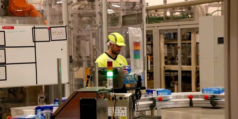 Essity posa en marxa una nova línia de producció de bolquers per a la gent gran
