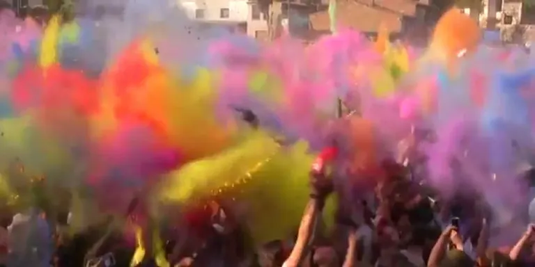 Podeu comprar les bosses amb la pols de colors del Holi Dolly al Punt d'Informació del Celler Cooperatiu