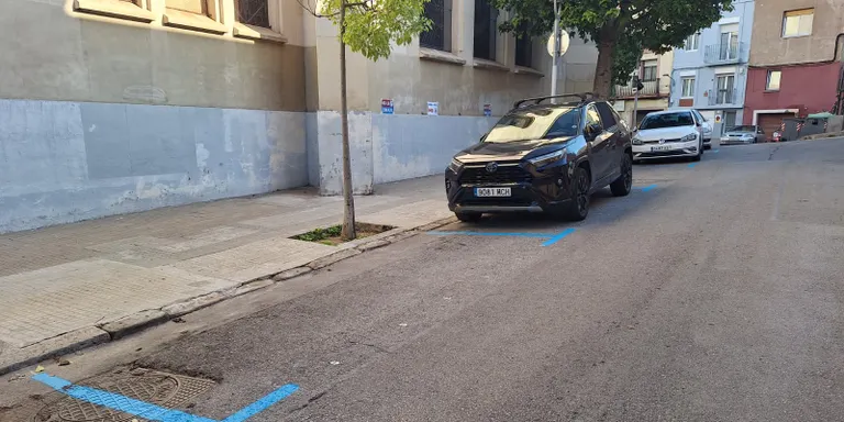 La zona blava s’estén a l’entorn de l’església de Molins de Rei arran de les obres del carrer de Miquel Tort