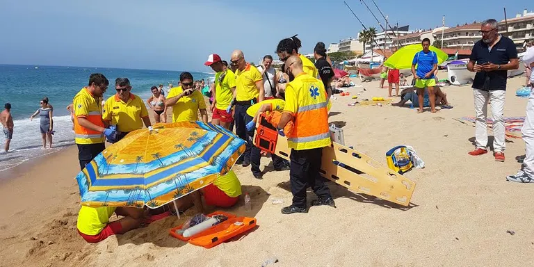 Un jove turista salva la vida 'in extremis' de morir ofegat a la Platja de Pineda