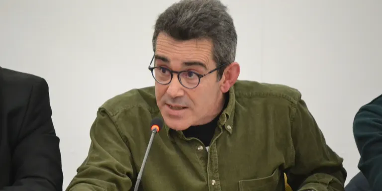 El ple pinedenc aprova una moció de suport a les persones afectades per les clàusules sol