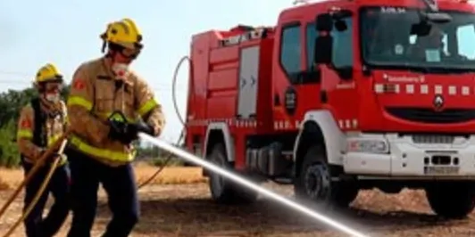 Tallada la C-37 al Pla de Santa Maria per un incendi de vegetació proper al voral