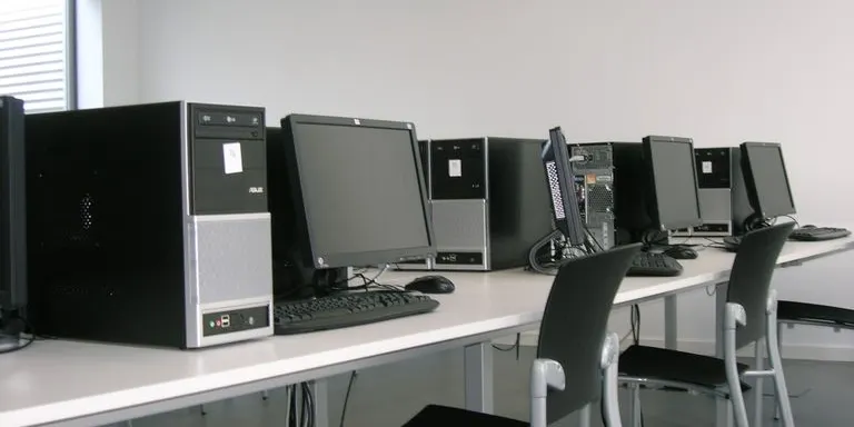 L'Ajuntament promourà a Pineda la formació d'adults per ús d'ordinadors per combatre l'escletxa tecnològica