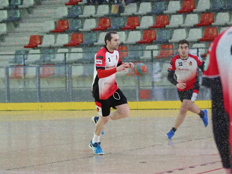 Juanito Ruiz en una imatge repetida durant dues dècades defensant l'Handbol Rubí / Arxiu
