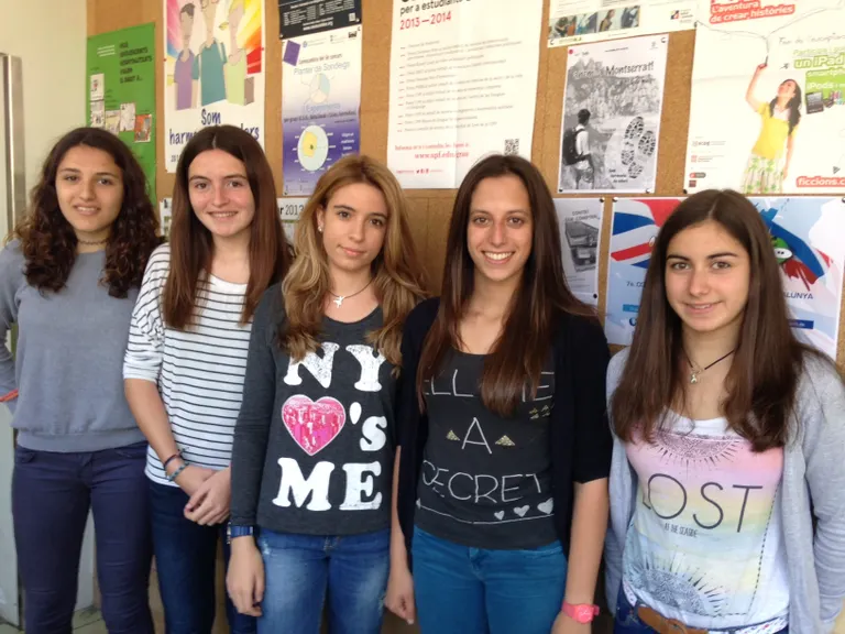 Alumnes d'ESO de La Salle donen classes de català a avis urgellencs