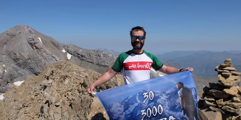 Jaume Busquets assoleix el repte de fer 30 cims de 3000 metres per la lluita contra el càncer