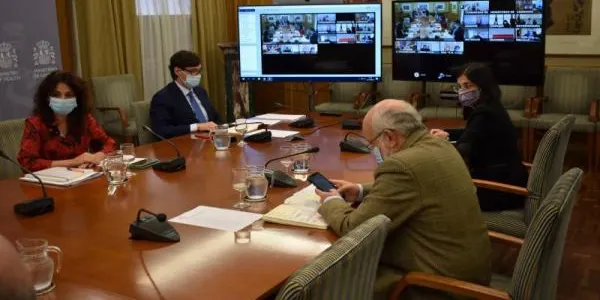 El govern de l’Estat i els autonòmics ajornen la decisió sobre el toc de queda