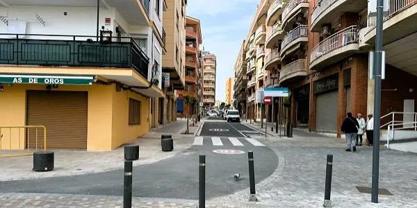 Obre el tram del carrer de Lleida, entre pl. Catalunya i Pere Badia, a Torredembarra, després de les obres d’urbanització