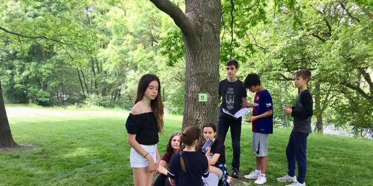 Alumnes de l'Institut Joan Brudieu aprenen botànica a través d'una aplicació de telèfons mòbils