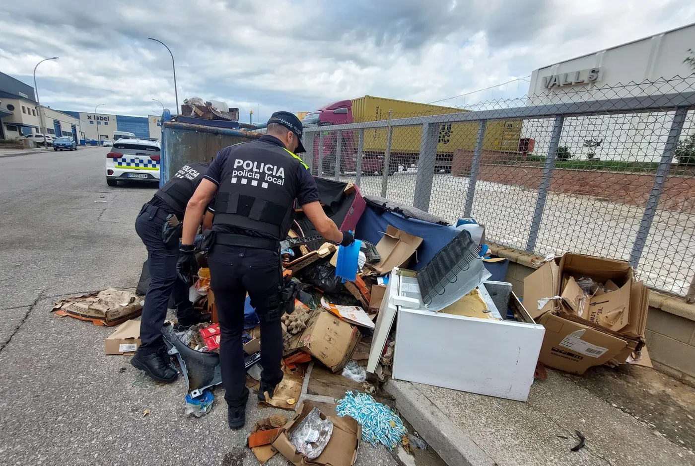 Operatiu de la Policia Local per controlar abocaments al polígon industrial