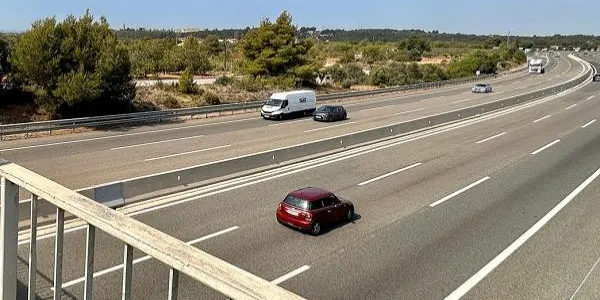 Un accident a l’AP-7 a l’altura de Roda de Berà deixa un home atrapat al seu cotxe