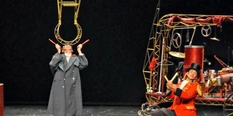 Circ i teatre al carrer a la Seu amb 'Charabia', del grup El Negro y el Flaco