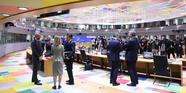 Arrenca la cimera extraordinària dels líders de la UE amb disparitat d'opinions sobre l'embargament del petroli rus