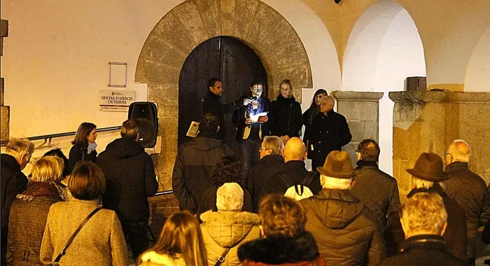 L'acte es va fer ahir al vespre a la plaça de l'Ajuntament ( Foto: Xavi Salbanyà )