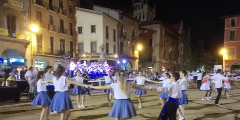 Les colles infantil i juvenil de Flor de Neu, segona i tercera respectivament en el concurs de Vic