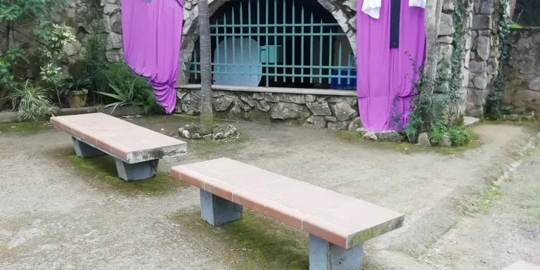 Fins Setmana santa es pot veure a la gruta de Lourdes una recreació d'escenes de la Passió i Resurrecció de Crist