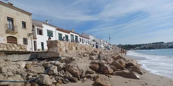Unes escales de fusta, la solució per als accessos del passeig a la platja d'Altafulla