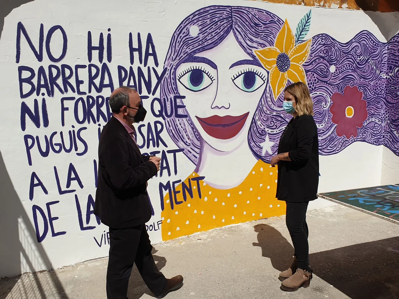 Un mural a la pista de Sant Francesc plasma la reivindicació feminista