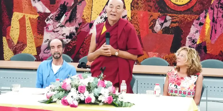 El Lama Wangchen presenta el 'Somriure'18' i defensa la cultura de la pau i la no-violència