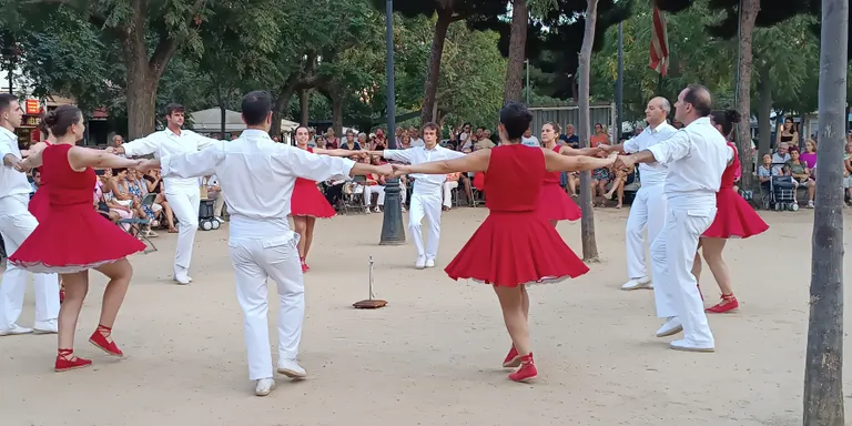 La ballada de sardanes amb exhibició omple de públic la plaça de les mèlies