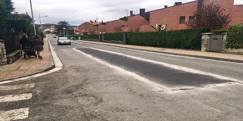 EL AYUNTAMIENTO ASFALTA TRAMOS EN VARIAS CALLES DE LA CIUDAD
