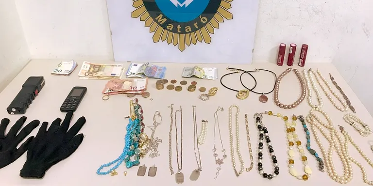 Detingut un rubinenc de 52 anys per emmordassar, agredir i robar una parella d’avis a Mataró