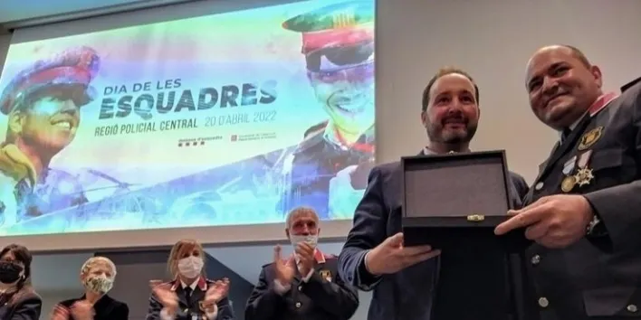 Els Mossos d'Esquadra lliuren una placa commemorativa a l'Ajuntament de Riner