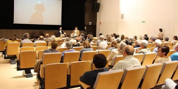 La presència de la cineasta Mar Coll en la sessió del Cineclub estimula el públic, amb una vuitantena d’espectadors