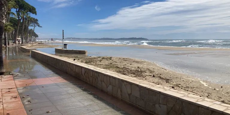 El temporal marítim provoca afectacions a les platges i al passeig marítim de Cambrils