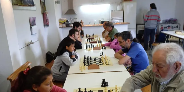 Més d'una vintena de participants estrenen el Torneig Internacional d'Escacs 'La Peona Coronada'